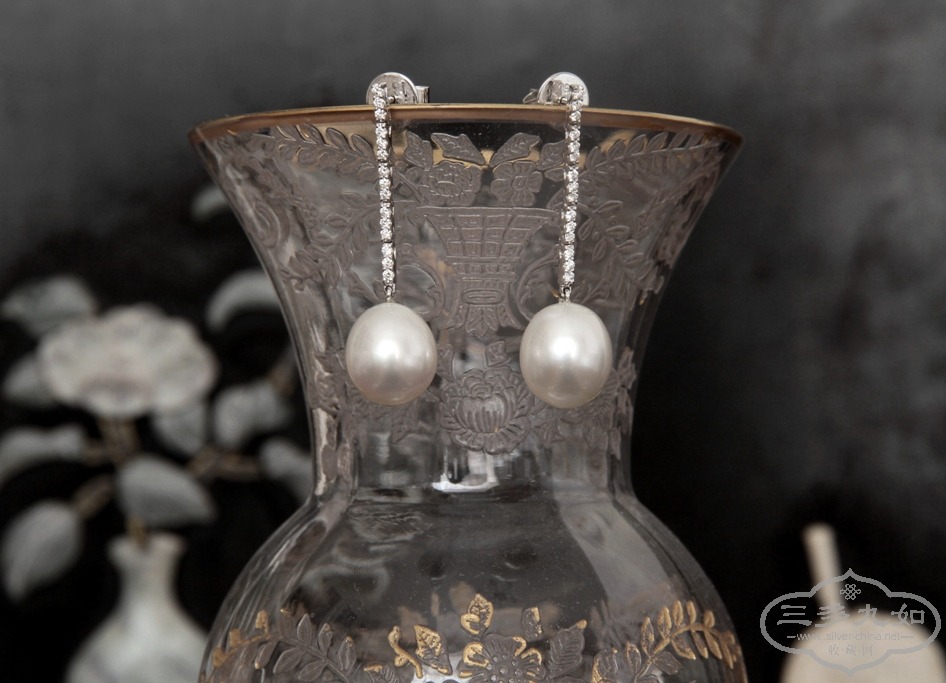 a pair of south sea pearl earrings 4.JPG