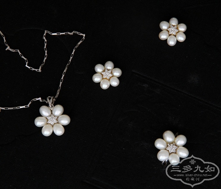 a pair of south sea pearl earrings 5.JPG