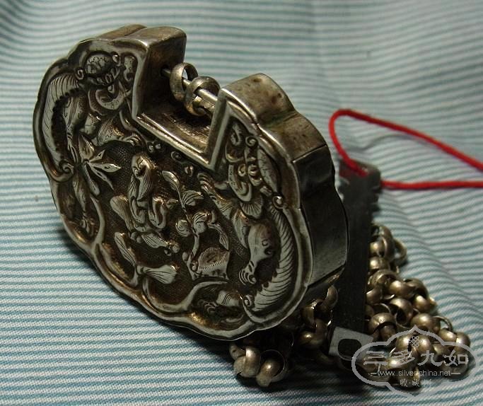 清代纯银高浮雕“东方朔偷桃、福禄寿”可开式扁锁挂件（58X45X10mm,链550mm,45g）.JPG