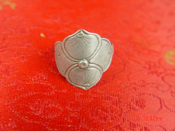 ４个寿桃组成的戒指，５０元起，１２０元封