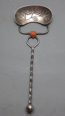 收藏佳品：精美老银镶珊瑚刮舌器